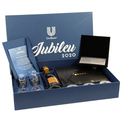 Kit caixa com Chandon, taças, amendoim e cartão personalizado