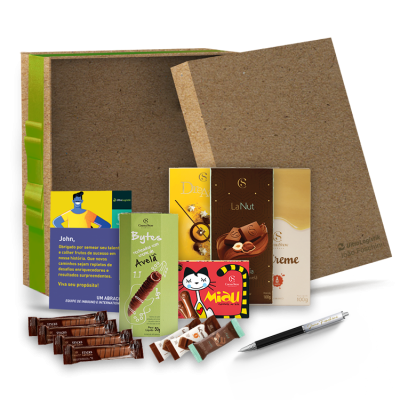Kit com caixa personalizada, cartão, caneta e chocolates