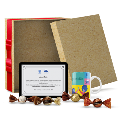 Kit com chocolates, placa e caneca personalizadas