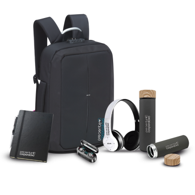 Kit com mochila, bloco de notas, fone e squeeze personalizados