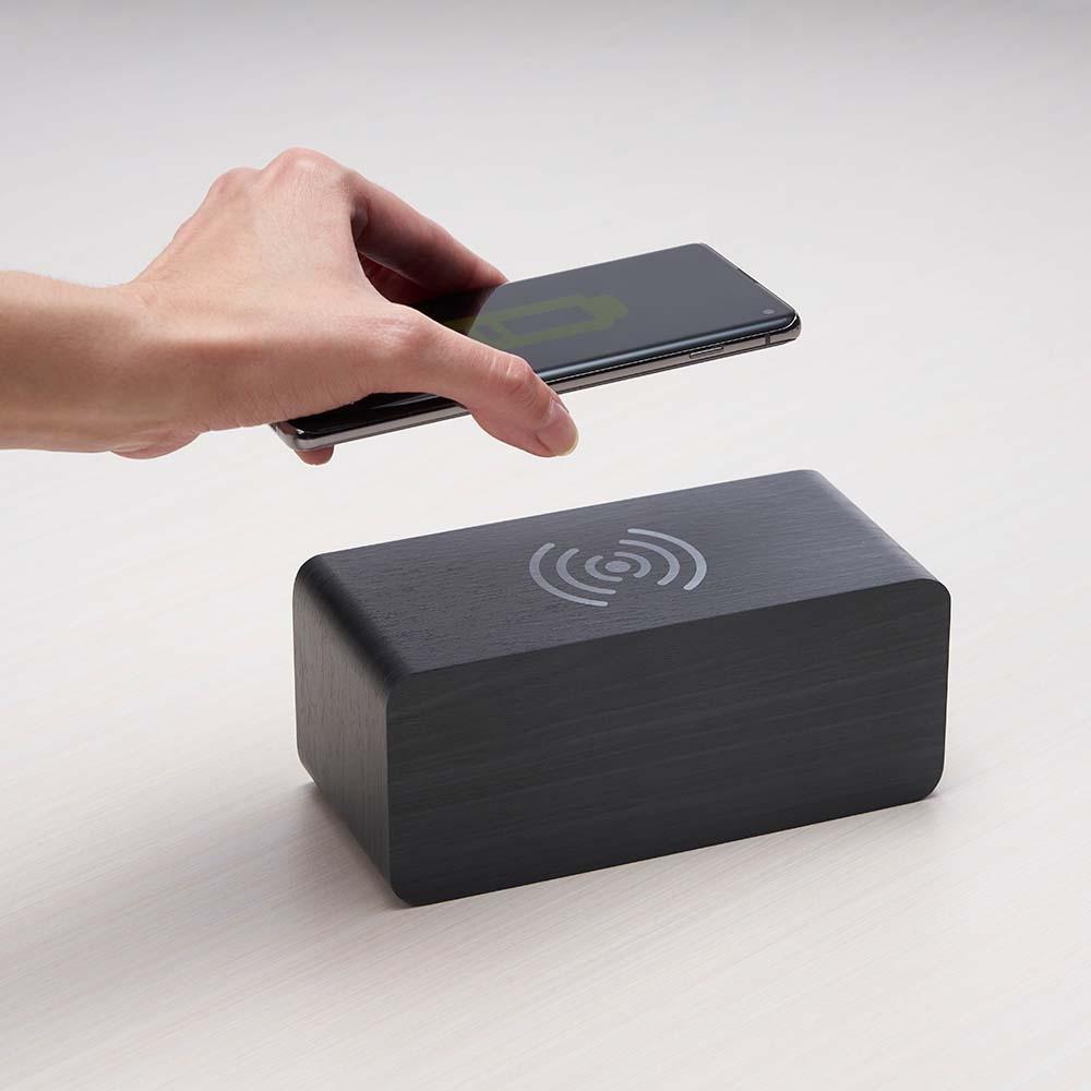 Relógio digital com carregamento por indução